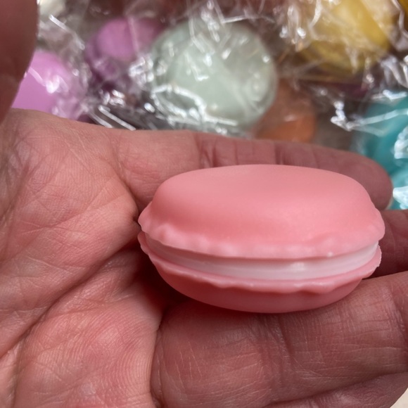 NWT plastic macaron trinket box. Perfect for jewelry, party favors, meds. - Picture 9 of 11